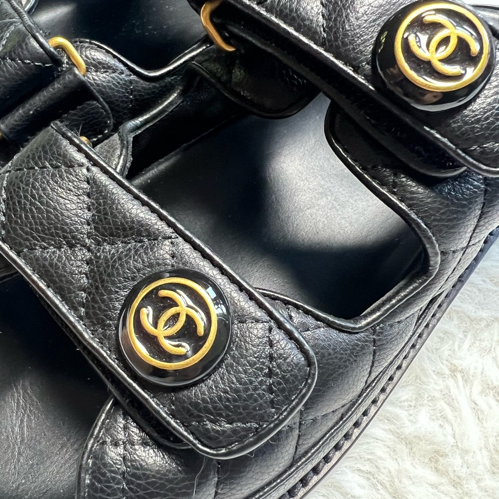 DAD SANDALS LEATHER SANDAL
Chanel size 37c